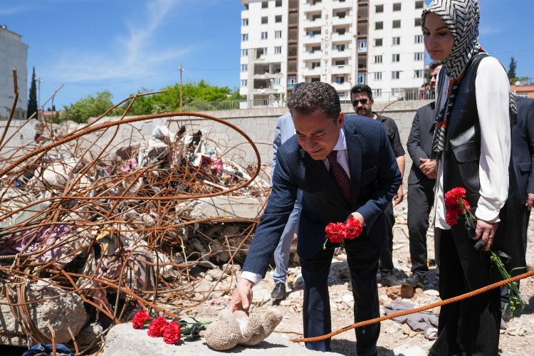 Babacan'dan Ebrar Sitesi enkazına karanfil -