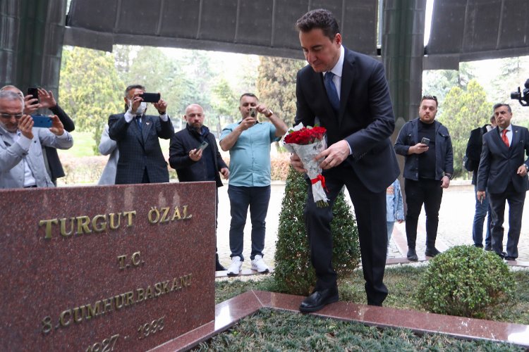 Babacan'dan Özal'ın kabrine ziyaret -
