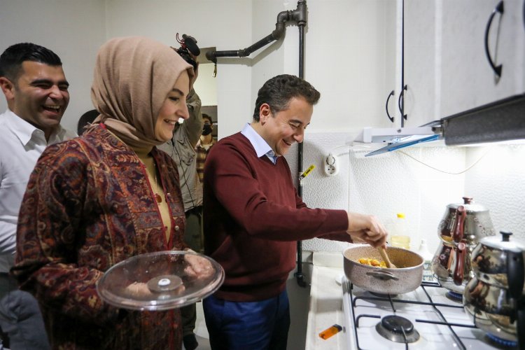 Babacan çifti öğrenci evlerine konuk olup yemek yaptılar -