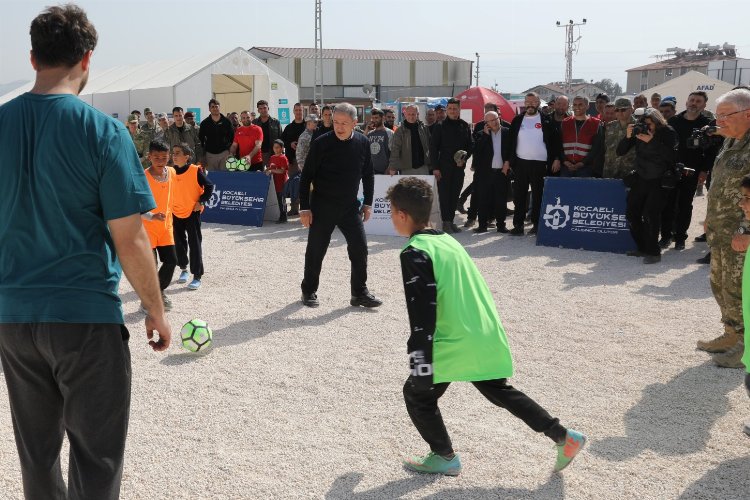 Bakan Akar çocuklarla futbol oynadı -
