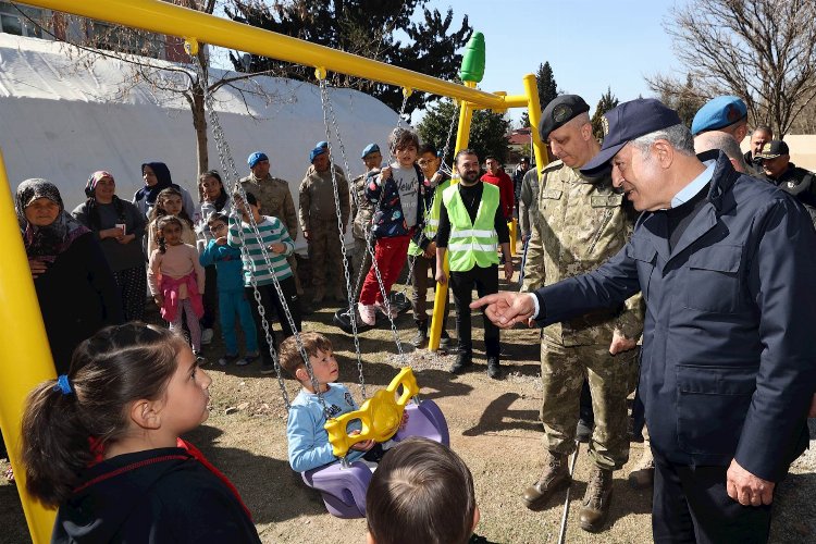 Bakan Akar'dan çocuklara moral ziyareti -