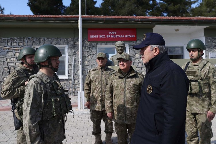 Bakan Akar'dan sınır iddialarına sert tepki! -