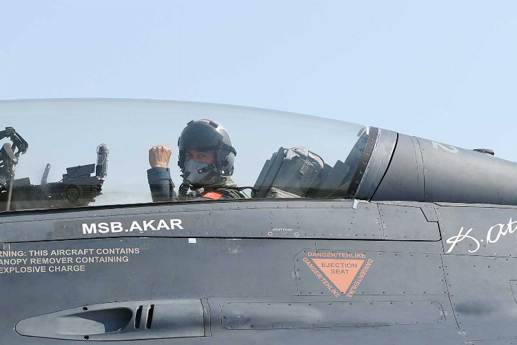 Bakan Akar F-16'nın kokpitinde! -