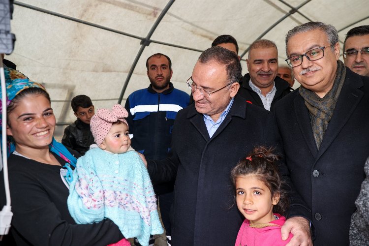 Bakan Bozdağ Diyarbakır'da çadır kenti ziyaret etti -