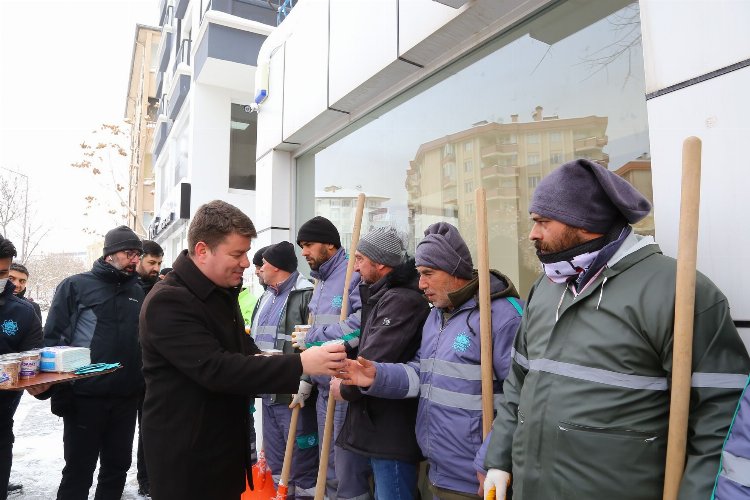 Başkan Dinçer sahada çalışan ekiplere Aksaray Pekmezi ikram etti -