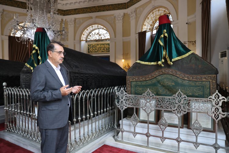 Bakan Dönmez, 2. Abdülhamid Han Türbesi'ni ziyaret etti -