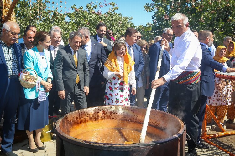 Bakan Ersoy, Gaziantep'te şire yaptı -
