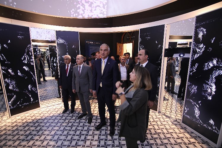 Bakan Ersoy turizmcilerle buluştu -