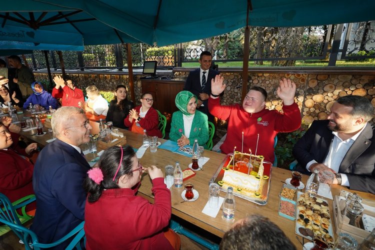 Bakan Göktaş down sendromlu gençlerle buluştu -