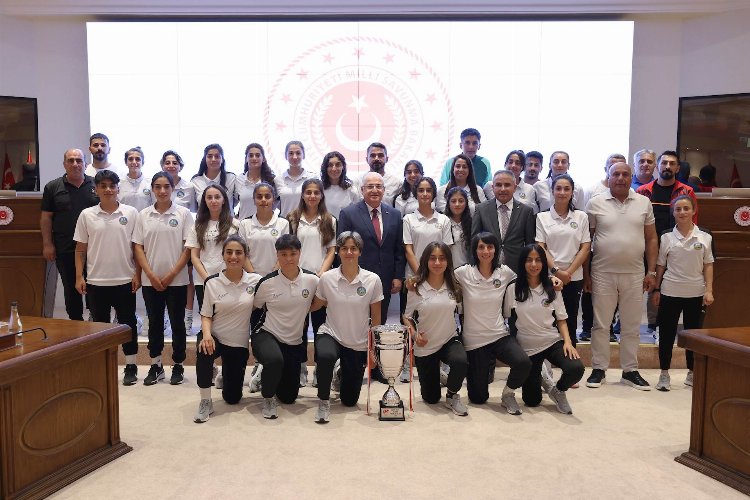 Bakan Güler Yüksekova Belediyespor sporcularıyla buluştu -