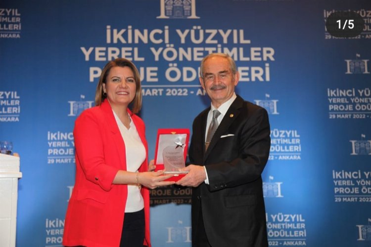 Başkan Hürriyet’e İZGİM ödülünü çağdaş Eskişehir’in mimarı Yılmaz Hoca verdi -