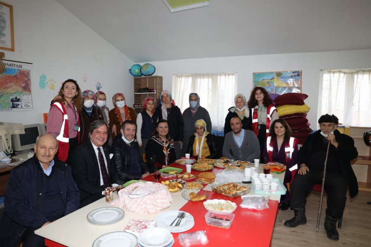 Başkan Hürriyet, köy okullarındaki minik öğrencileri hediyelerle sevindirdi -