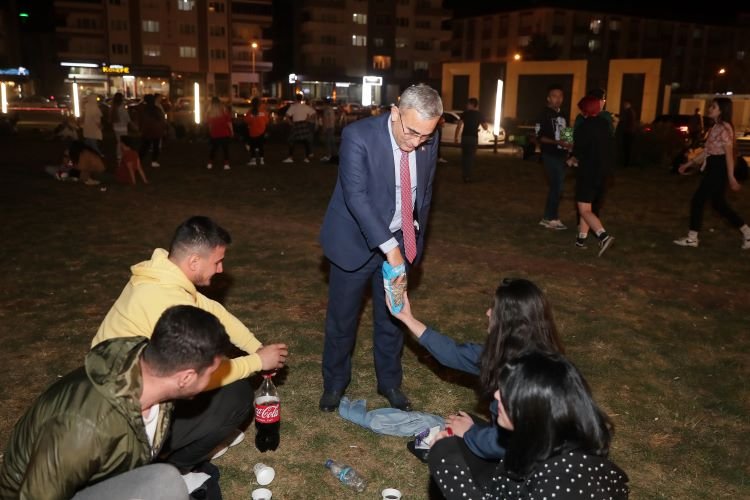 Başkan Işık Kütahyalı gençlerle bir arada -