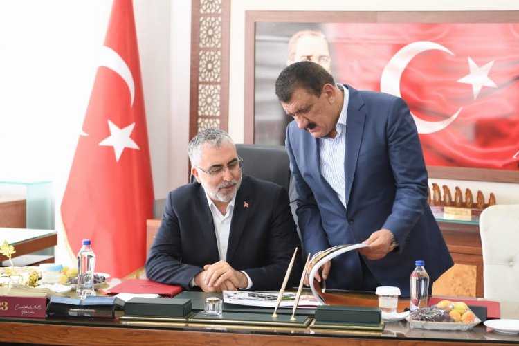 Bakan Işıkhan Malatya'da... Kayısı çiftçilerinin sorunları iletildi -