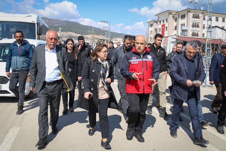 Bakan Kirişçi Gaziantep'te deprem bölgesinde -
