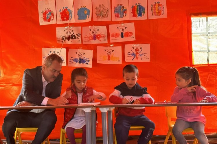 Bakan Özer'den afet bölgesindeki sınıflara inceleme -