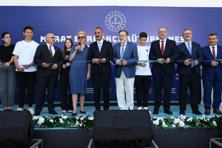 Bakan Özer'den Beşiktaş'ta kütüphane açılışı -