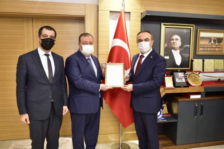 Başkan Ramazan, zeytinyağının coğrafi işaret belgesini Vali Soytürk'e takdim etti -