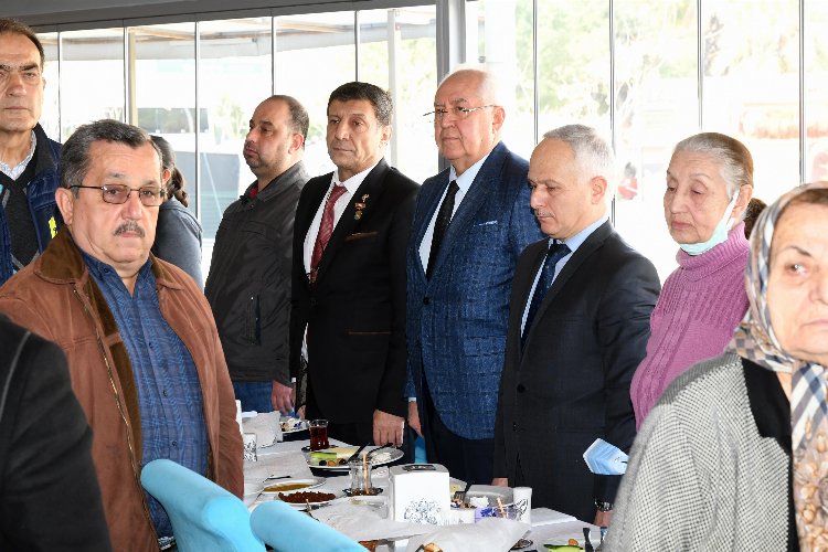 Başkan Selvitopu İzmir Karabağlar'da şehit aileleriyle buluştu -