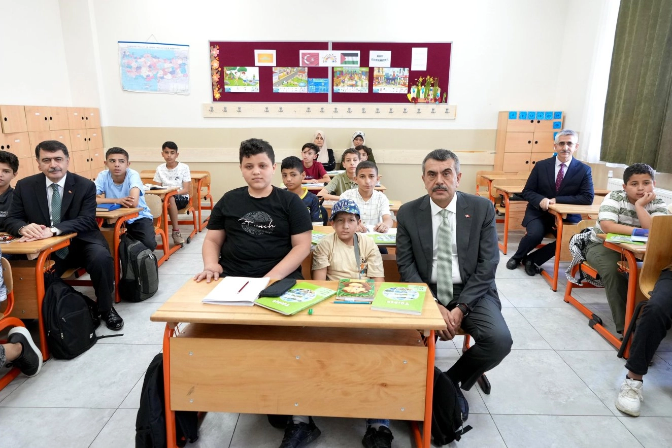 Bakan Tekin'den Gazzeli çocuklara ziyaret -