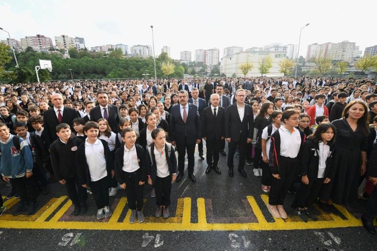 Bakan Tekin İstanbul'da bayrak törenine katıldı -