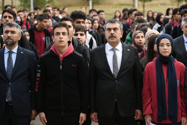 Bakan Tekin öğrencilerle Filistin için saygı duruşunda -