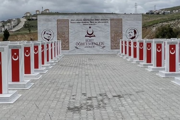 Bakan Tekin şehit öğretmenleri andı -