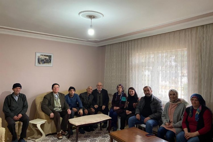 Başkan Tekin ve AK Partililer yaşlılar evini ziyaret etti -