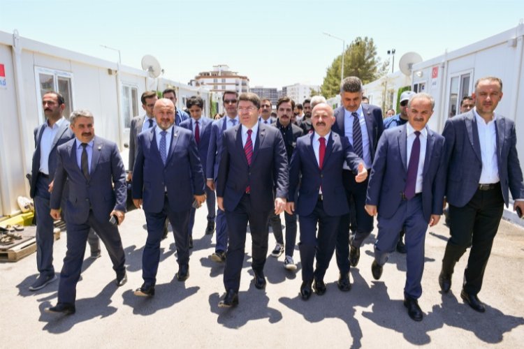 Bakan Tunç'tan Adıyaman'da afetzedelere ziyaret -