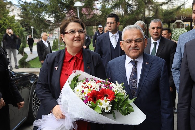 Bakan Yanık'tan Memduh Büyükkılıç'a ziyaret -