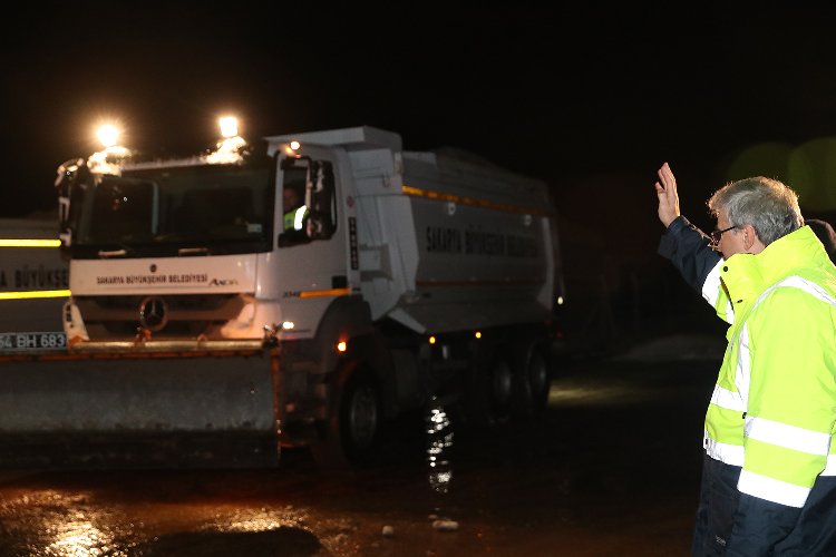 Başkan Yüce, Sakarya'da karla mücadele ekiplerini gece mesaisinde ziyaret etti -