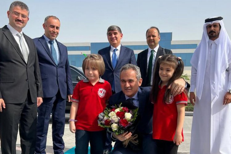 Bakan Özer'den Katar'daki Türk Okulu'na ziyaret -