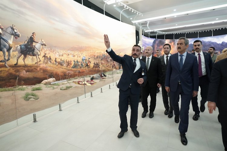 Bakan Özer'den Türk Tarih Müzesi'ne ziyaret -