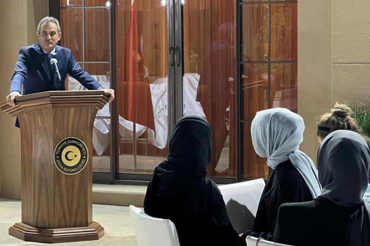 Bakan Özer Katar'daki Türk öğrencilerle oruç açtı -