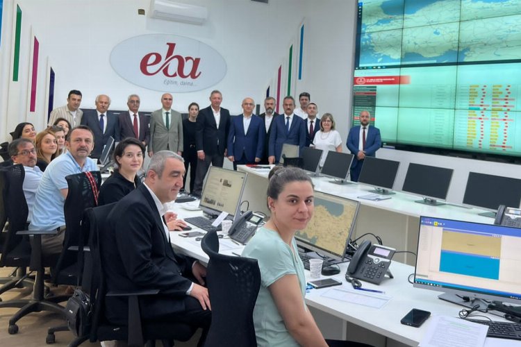 Bakan Özer sınavı canlı takip ediyor -