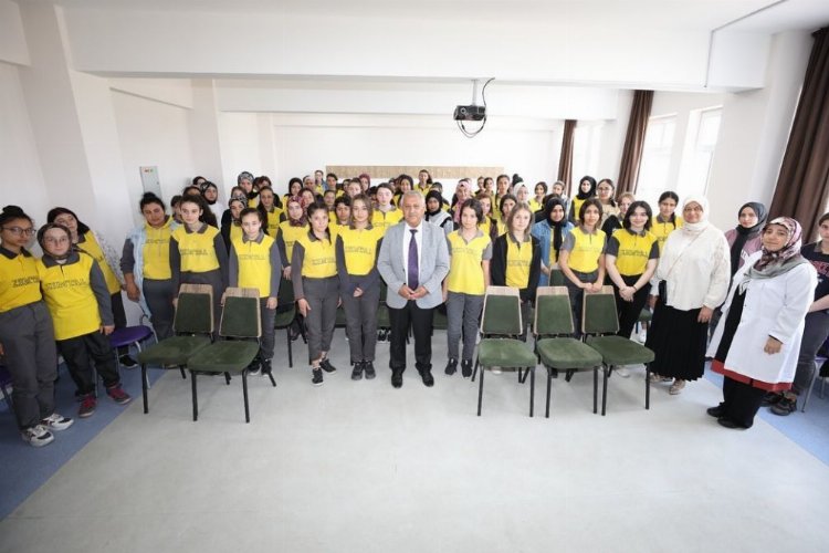 Başkan Zeybek lise öğrencileri ile söyleşi yaptı -