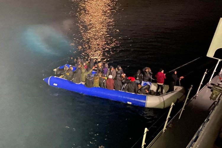 Balıkesir Ayvalık'ta 31 düzensiz göçmen kurtarıldı -