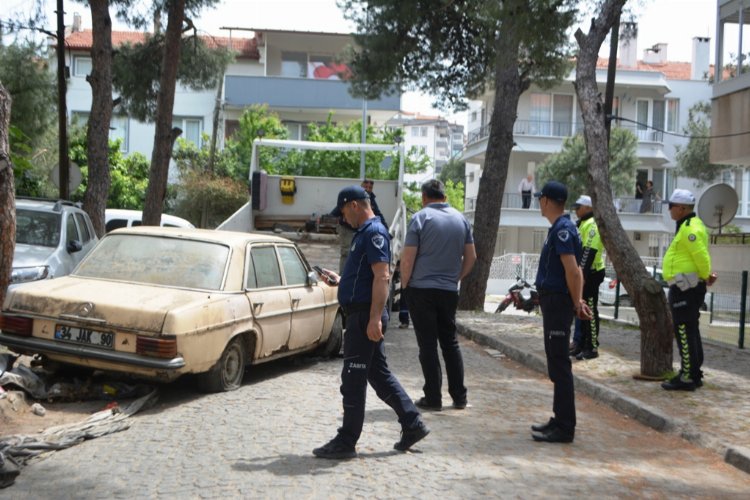 Balıkesir Ayvalık’ta hurda araçlara zabıta operasyonu -