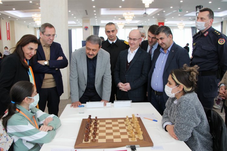 Balıkesir'de kadınlar satranç şampiyonası başladı -