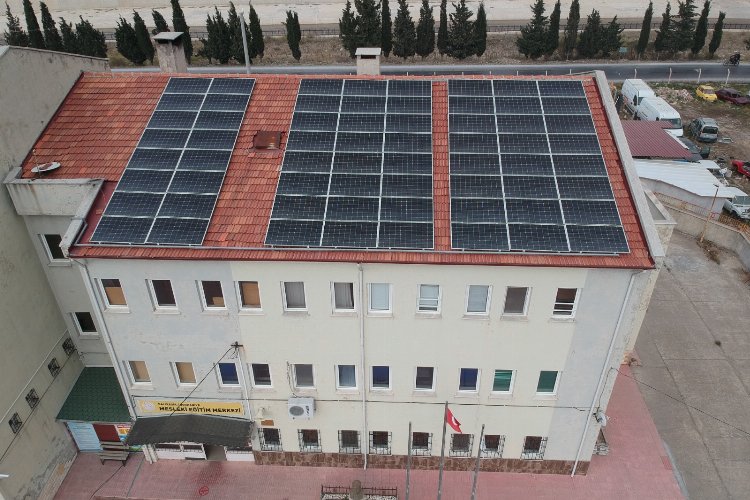 Balıkesir'de okulun çatısına GES kurdular... Sattıkları elektrikle laboratuvar yaptılar -