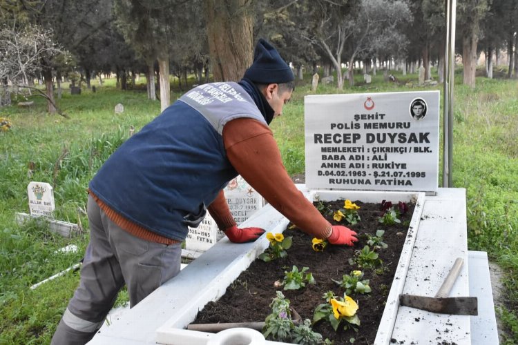 Balıkesir Edremit'te şehitliklere bakım yapıldı -