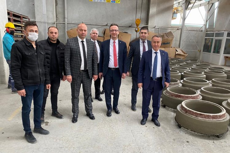 Balıkesir Heyeti, Salihli’de kilit parke fabrikasını gezdi -