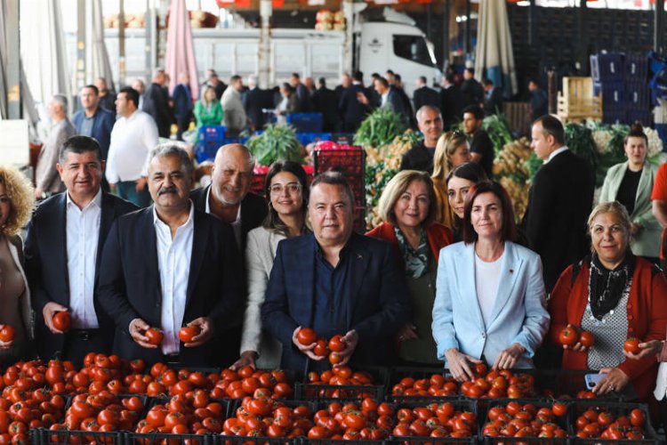 Başkan Böcek’ten hal esnafına ziyaret -