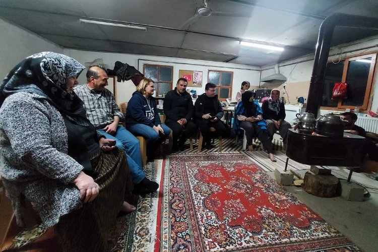 Başkan Hürriyet depremzedelerin elinden tutuyor -