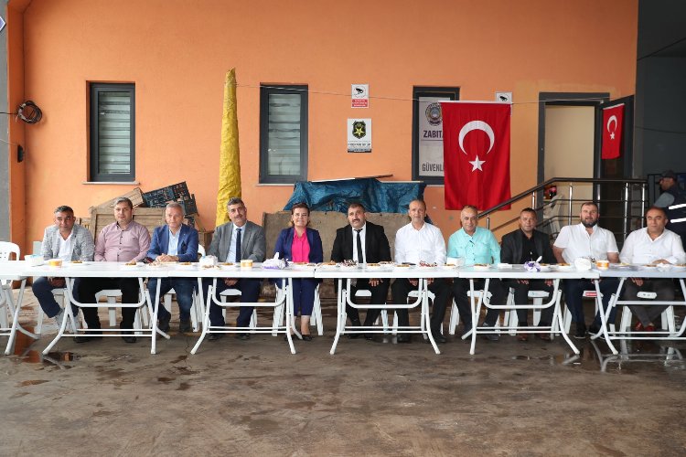 Başkan Hürriyet, pazarcı esnafıyla bayramlaştı -