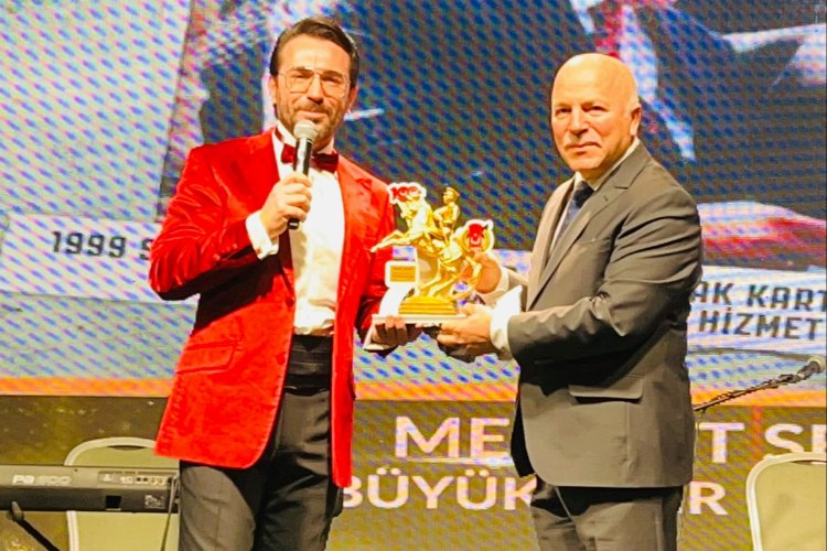 Başkan SEKMEN 2022’nin de “En Başarılı Büyükşehir Belediye Başkanı” seçildi -