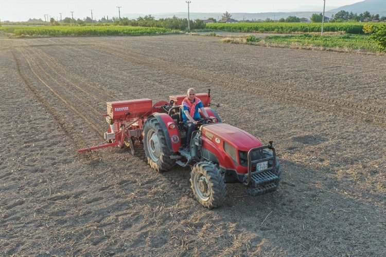 Başkan traktör sürdü, ilk tohum ekti -