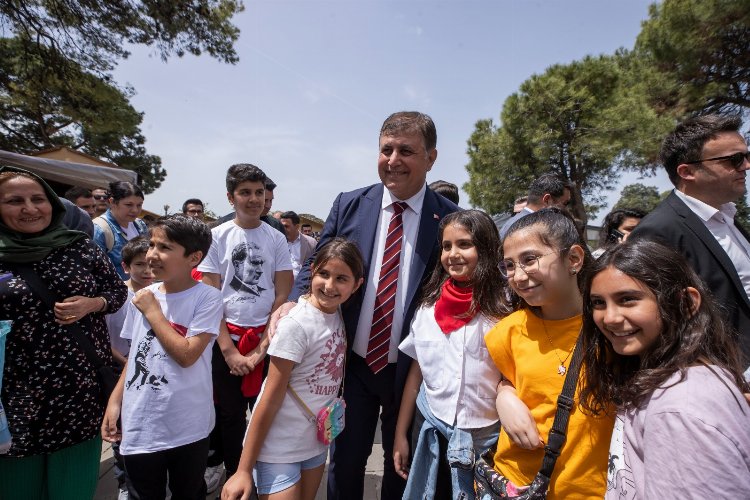 Başkan Tugay Kültürpark’ta çocuklarla bir araya geldi -