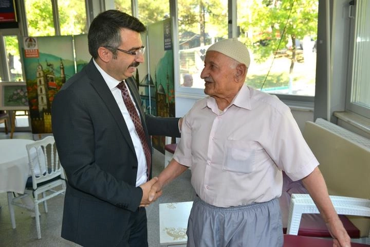Başkan Yılmaz vatandaş ve esnafla iç içe -