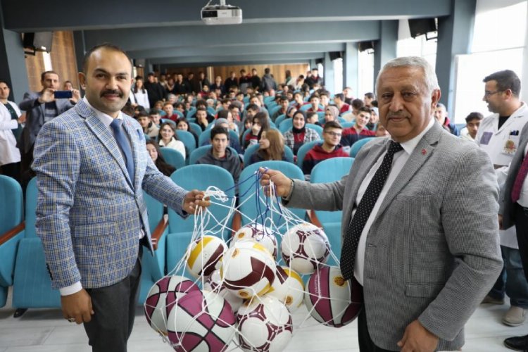Başkan Zeybek gençlerle buluştu -